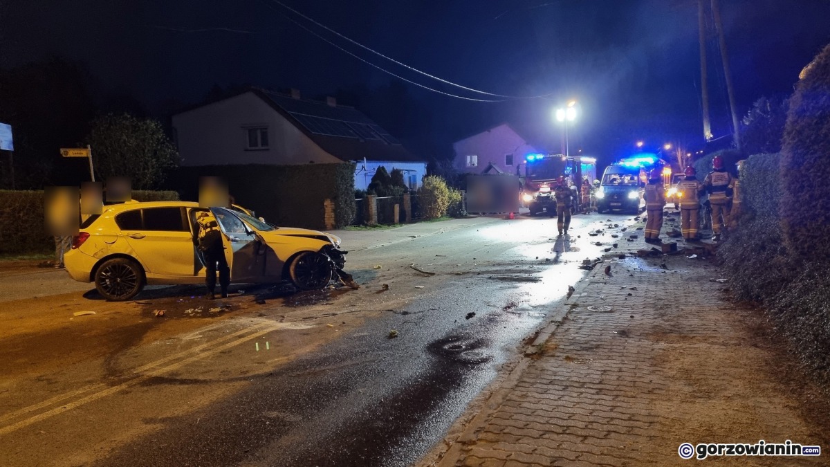 Kierujący roztrzaskał BMW o betonowy murek i dachował