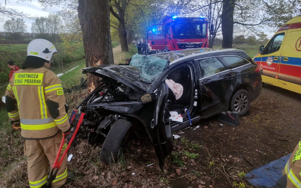 Dramatyczny wypadek. Strażacy wycinali nieprzytomnego kierowcę z rozbitego forda