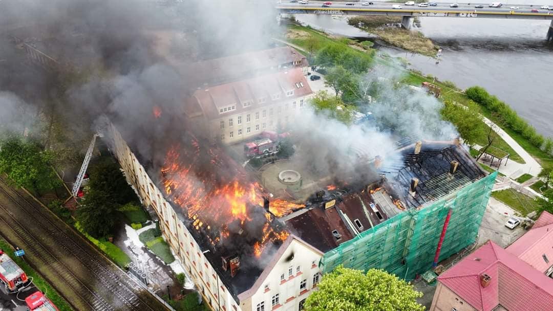 Całkowicie spłonął dach uczelni w Gorzowie. Straty mogą wynieść nawet 100 mln zł