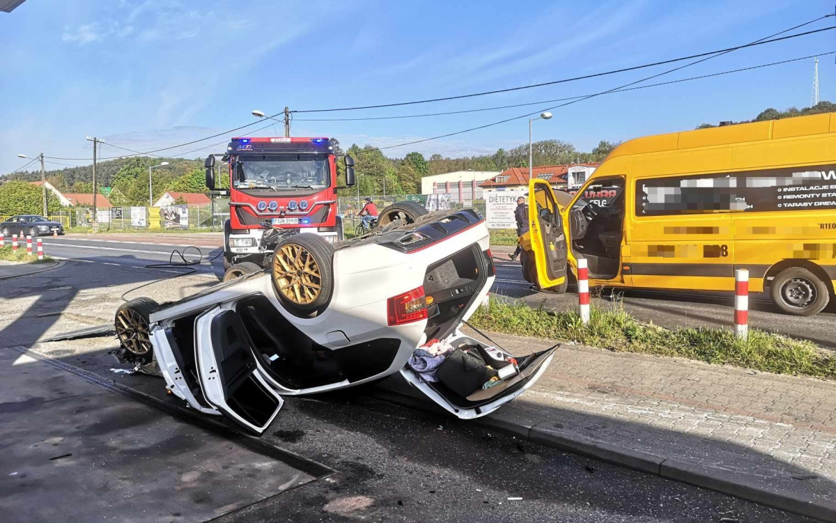 Wyprzedzał auta stojące w korku. Kierujący skodą zderzył się z busem i dachował