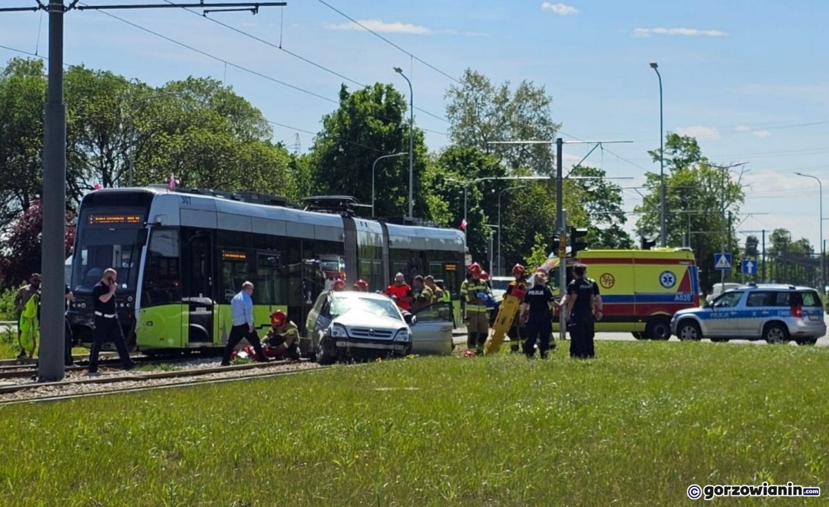 Kierujący oplem wjechał wprost pod tramwaj w Gorzowie. Tramwaj wypadł z szyn