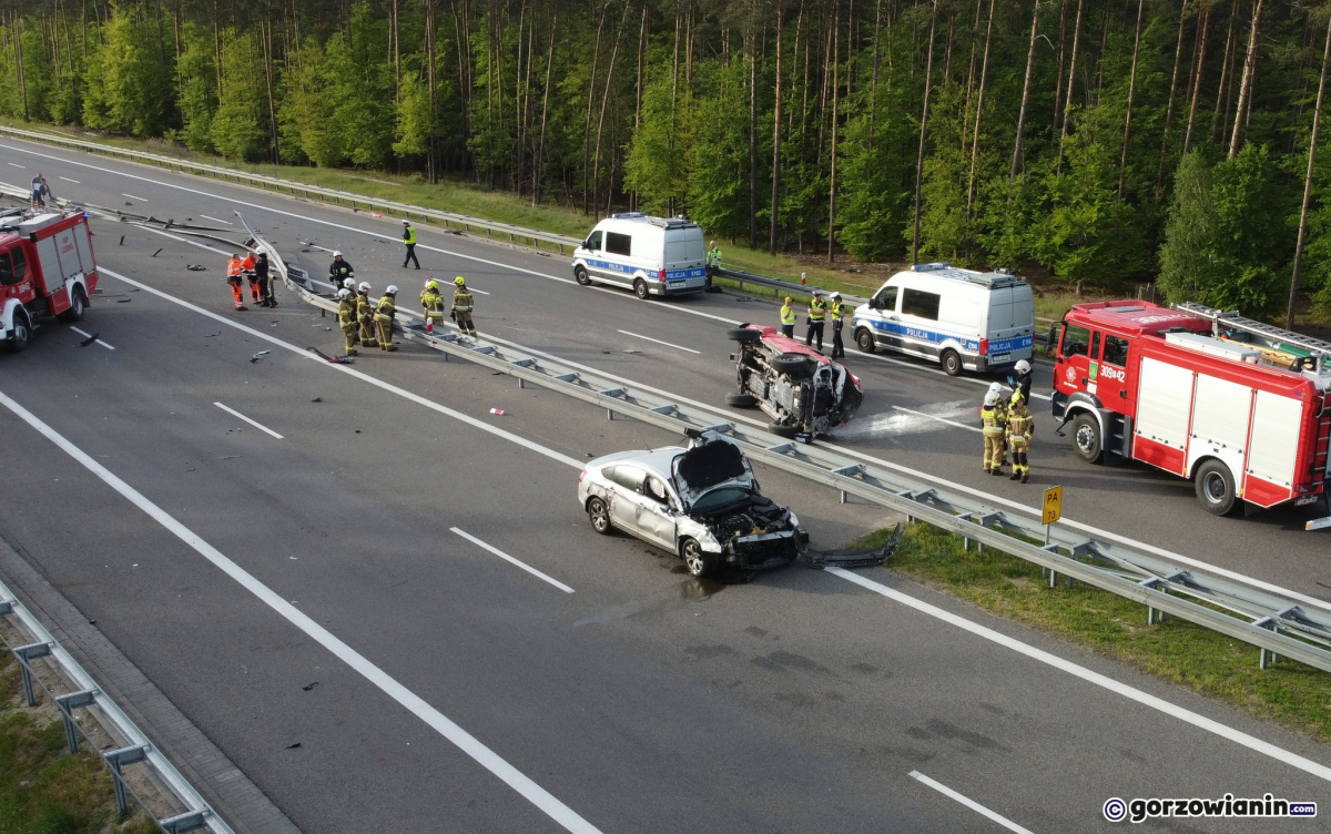 Zderzenie toyoty, citroena i ciężarówki na S3. Jedno auto przebiło bariery i dachowało 