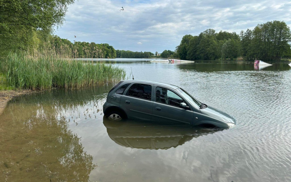 Opel wpadł do jeziora w Kłodawie