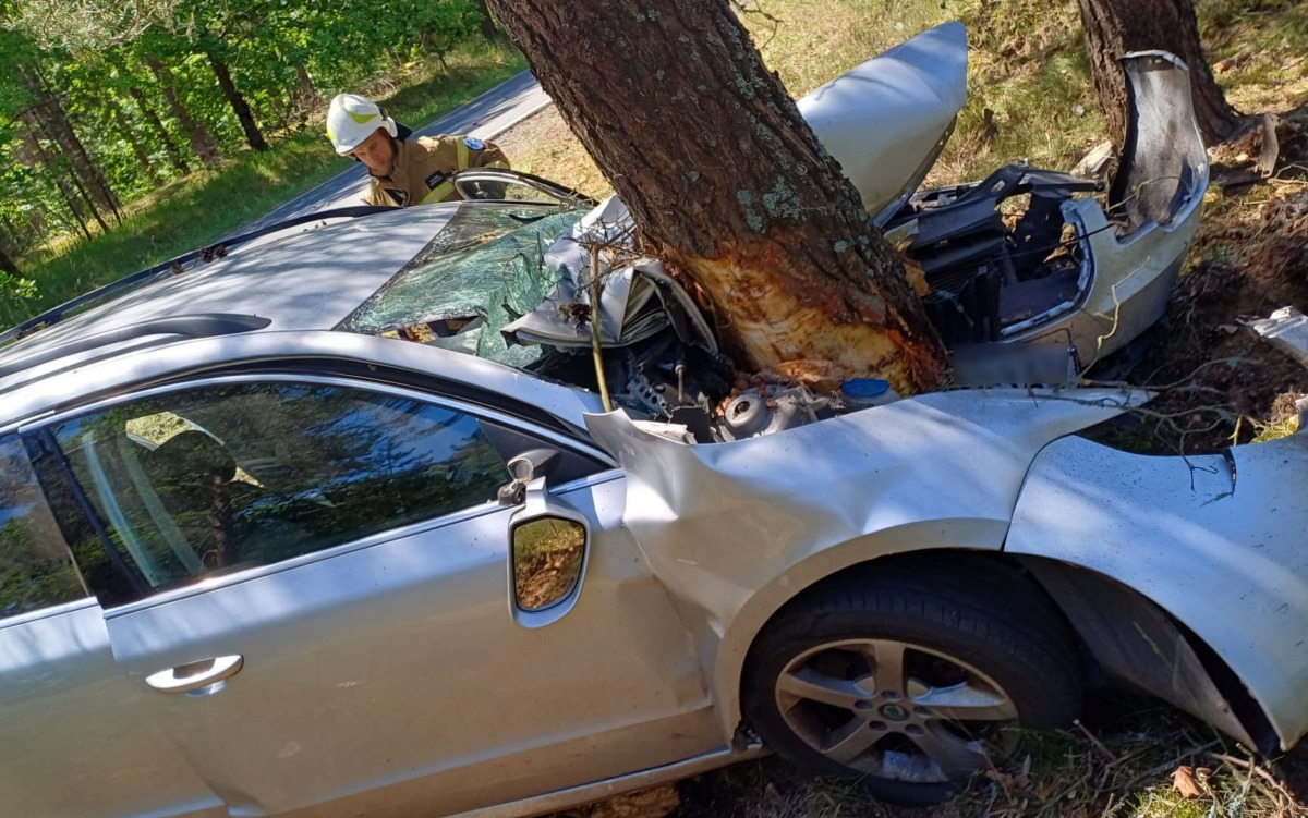 Skoda wbiła się w drzewo. W akcji śmigłowiec LPR