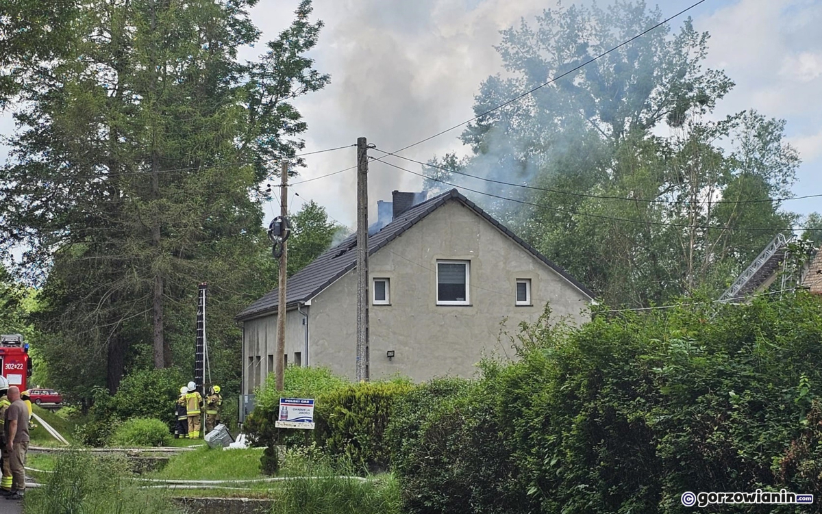 Pożar domu koło Gorzowa. Pali się poddasze