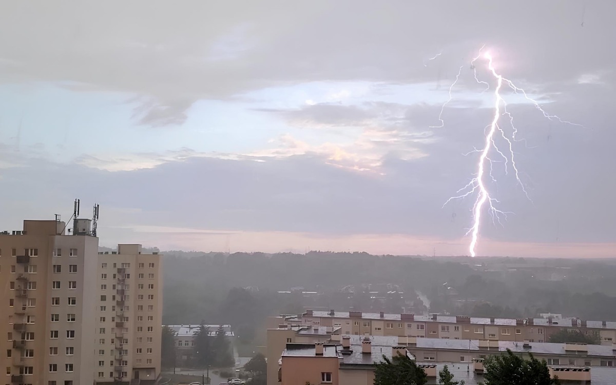 Ostrzeżenie przed burzami. Mieszkańcy dostają alerty RCB