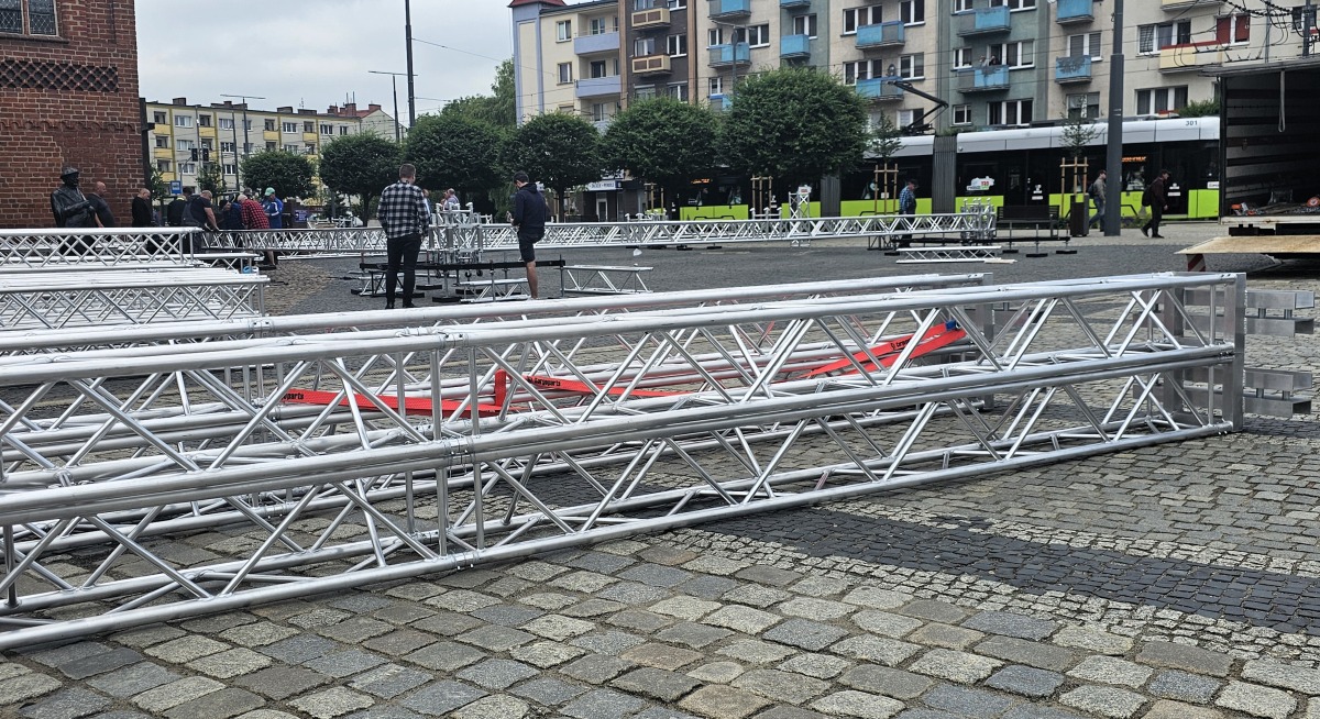 Na Starym Rynku trwa budowa nowej sceny. Będzie większa i bezpieczniejsza