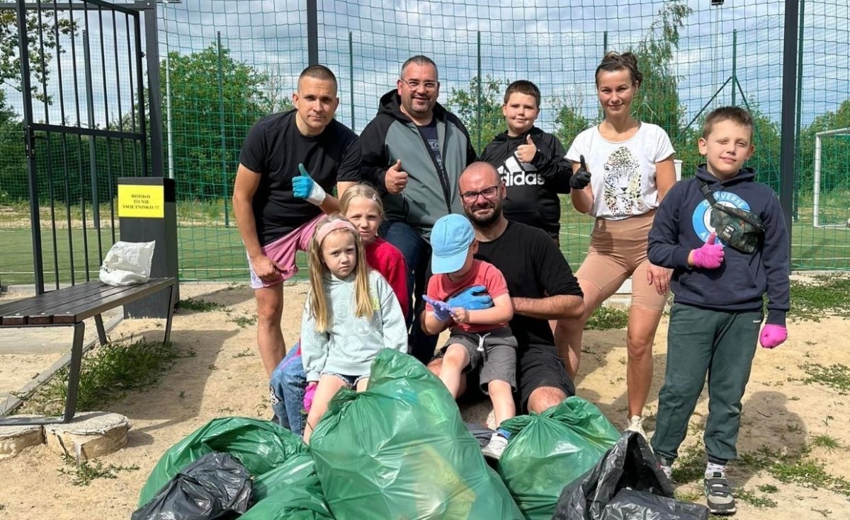 Mieszkańcy wzięli sprawy w swoje ręce. Spontanicznie posprzątali śmieci z terenu boiska