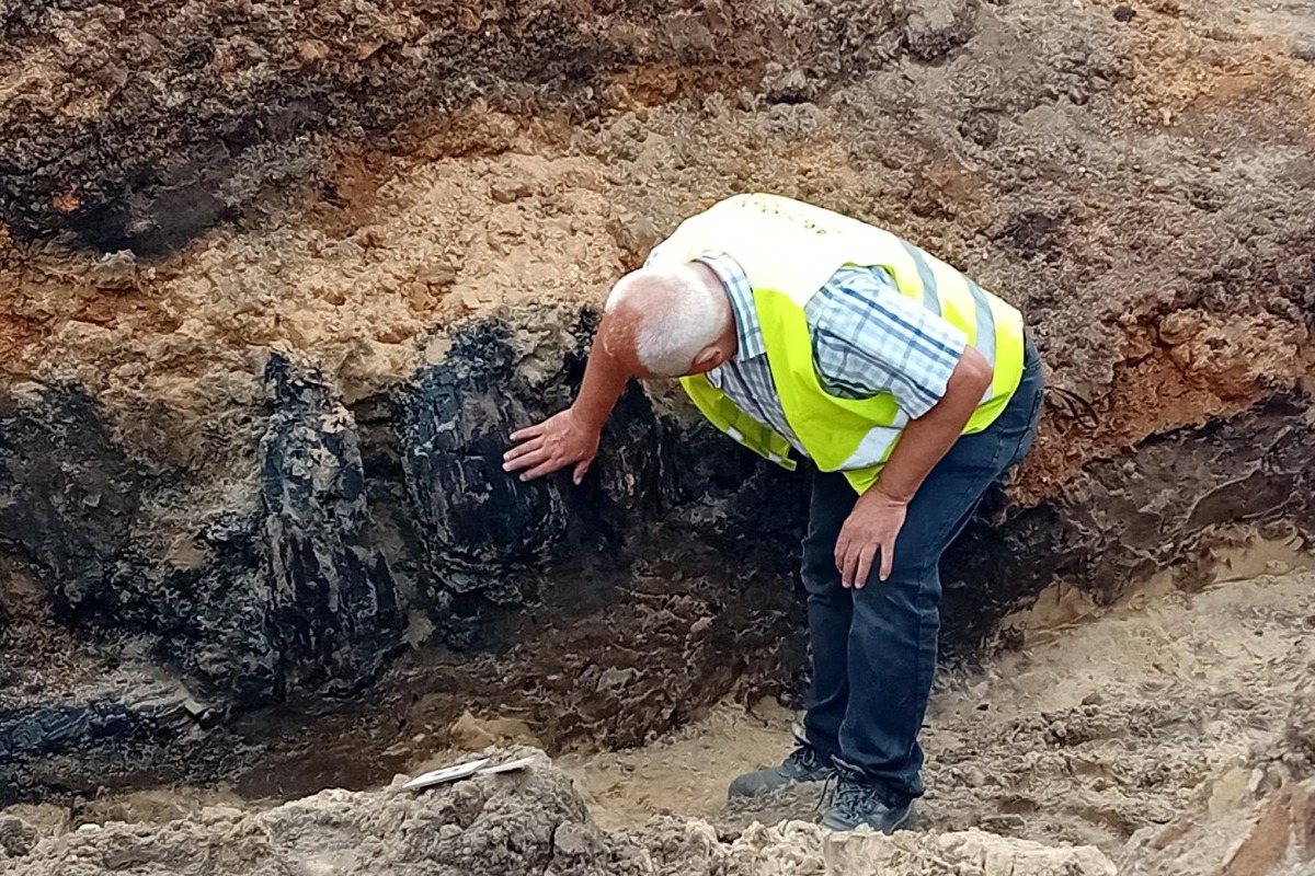 Na Spichrzowej kolejne odkrycia. Archeolodzy odnaleźli spaloną chałupę