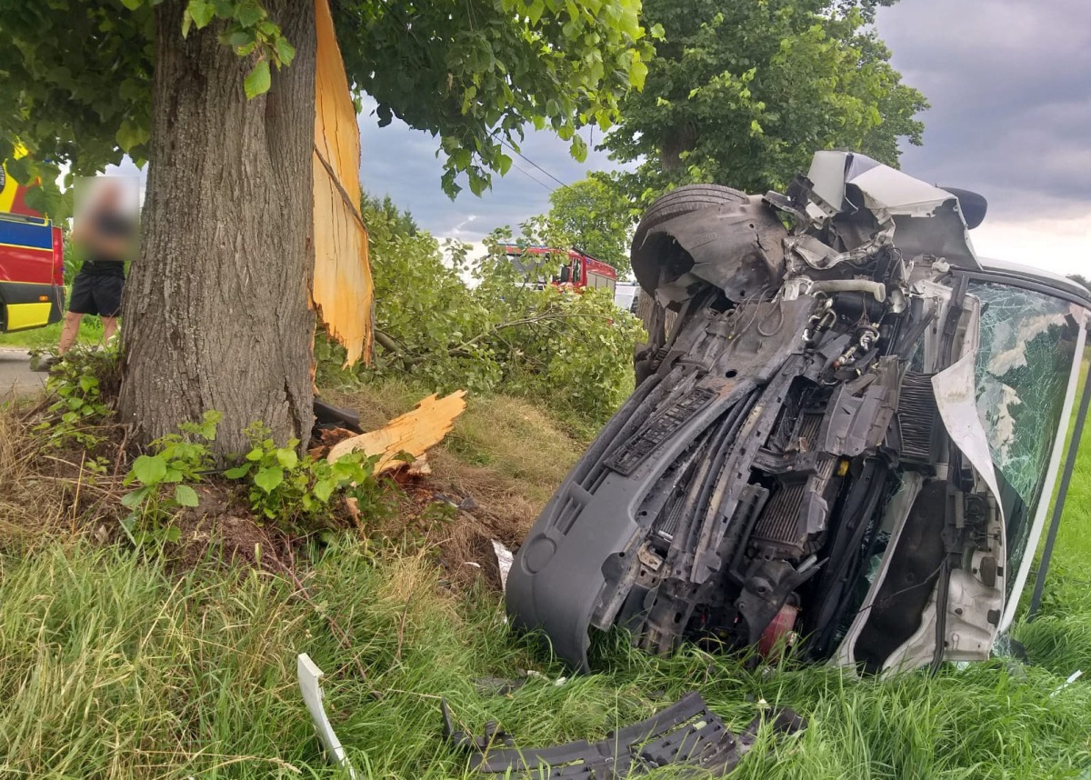 Kierujący busem roztrzaskał auto o drzewo