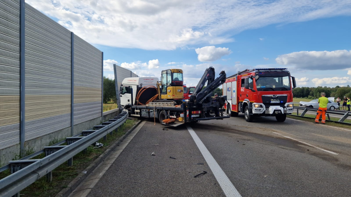 Ciężarówka zderzyła się z mercedesem na S3. Przebiła się przez bariery na przeciwległy pas