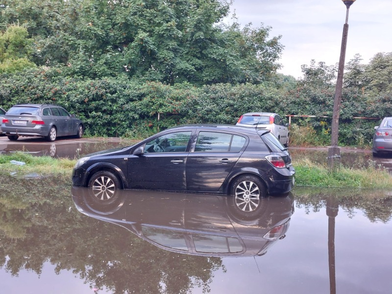 Radna interweniuje w sprawie zalewanej drogi i parkingu na osiedlu