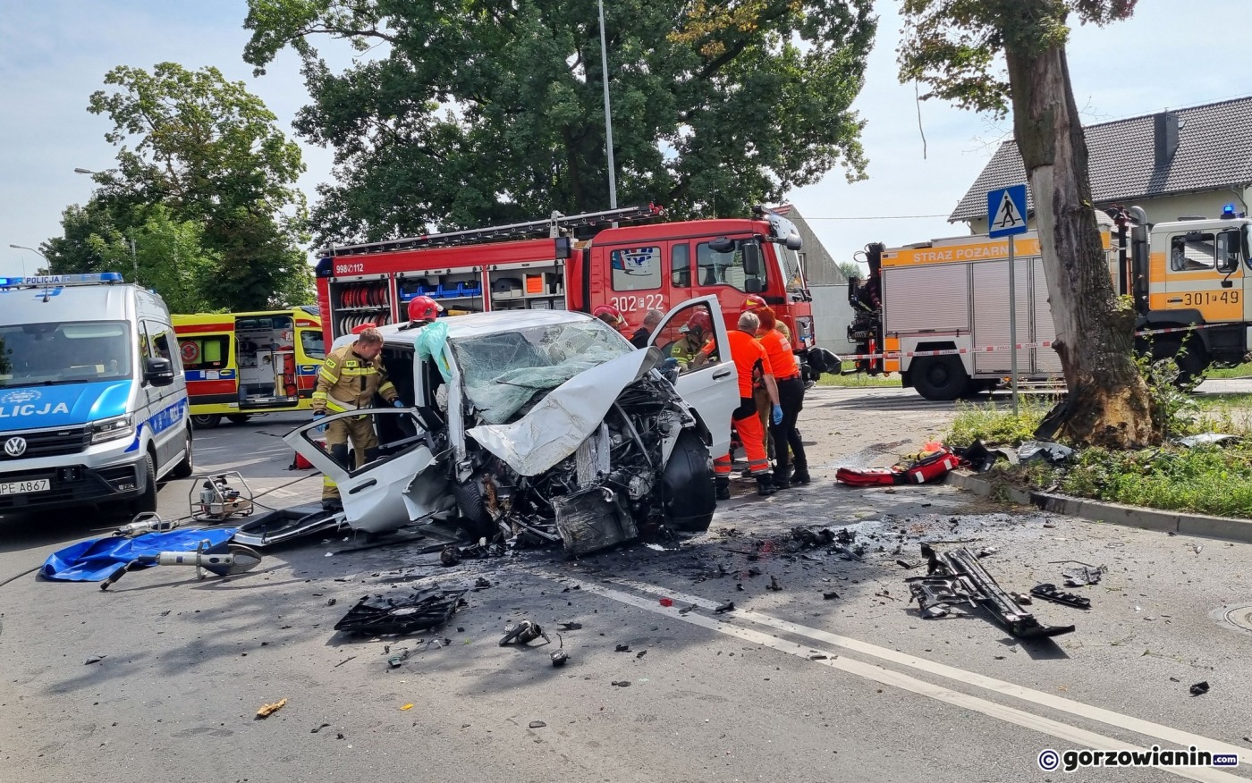 Mercedes roztrzaskał się o drzewo w Gorzowie