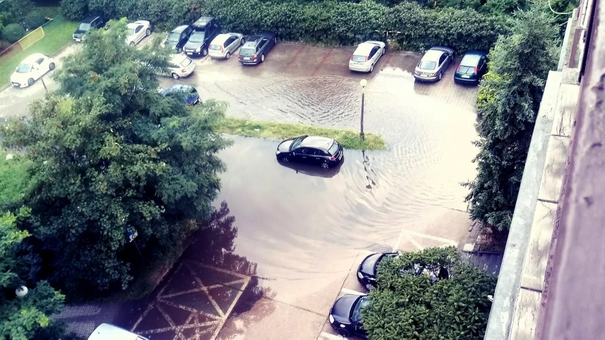 Zalewany parking i droga do przedszkola. Miasto zabiera głos