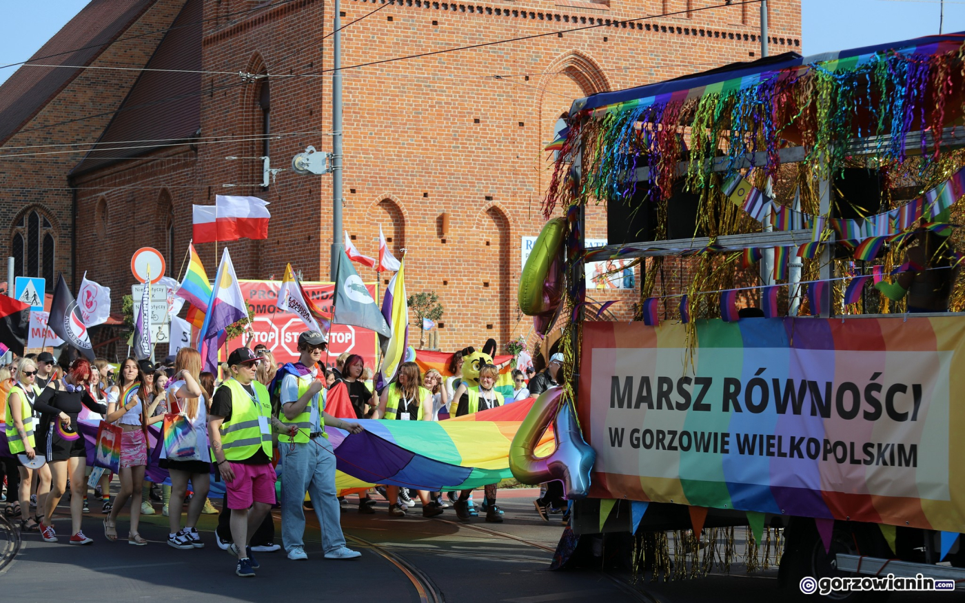 Marsz Równości w Gorzowie. Tęczowe flagi kontra modlitwy przed katedrą