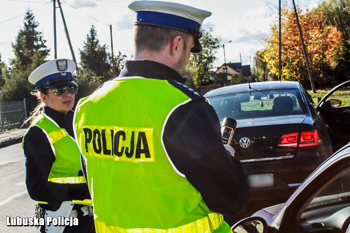 Kierowca volkswagena miał cztery zakazy prowadzenia pojazdów. Podawał się za brata