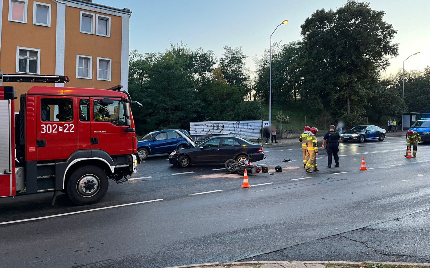 Kierujący mercedesem zderzył się z motocyklem