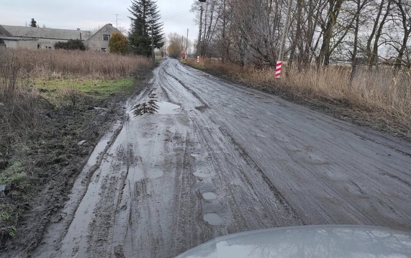 Mieszkańcy przestaną tonąć w błocie. Aż pięć firm chce się zająć przebudową drogi