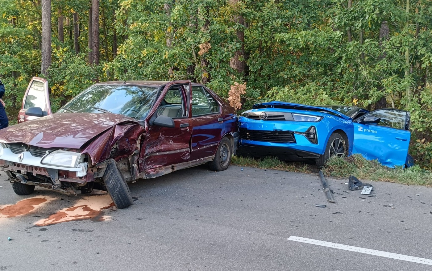 Czołówka opla i renault. Nieprzytomny 60-latek zabrany śmigłowcem LPR do szpitala