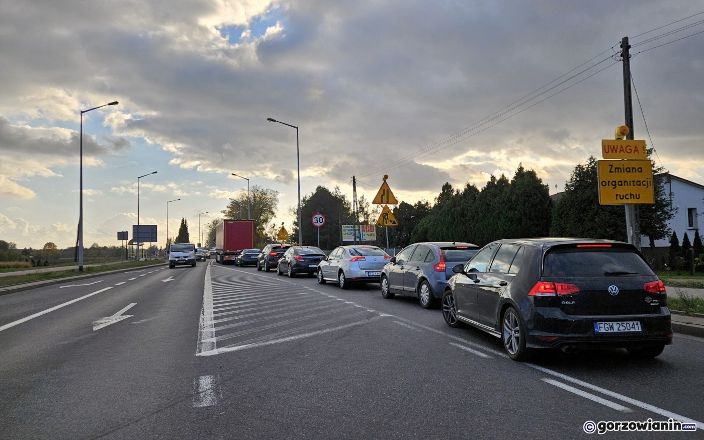 Trwa ostatni etap remontu ul. Kasprzaka. Ruch wahadłowy i korki na wyjeździe z miasta