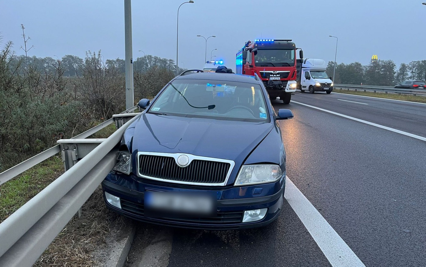 Kierujący skodą uderzył w barierki na S3