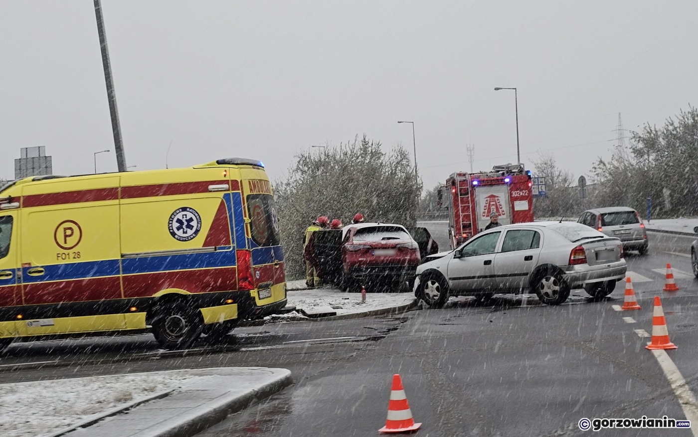 Wypadek na rondzie Kasprzaka. Opel zderzył się z hondą