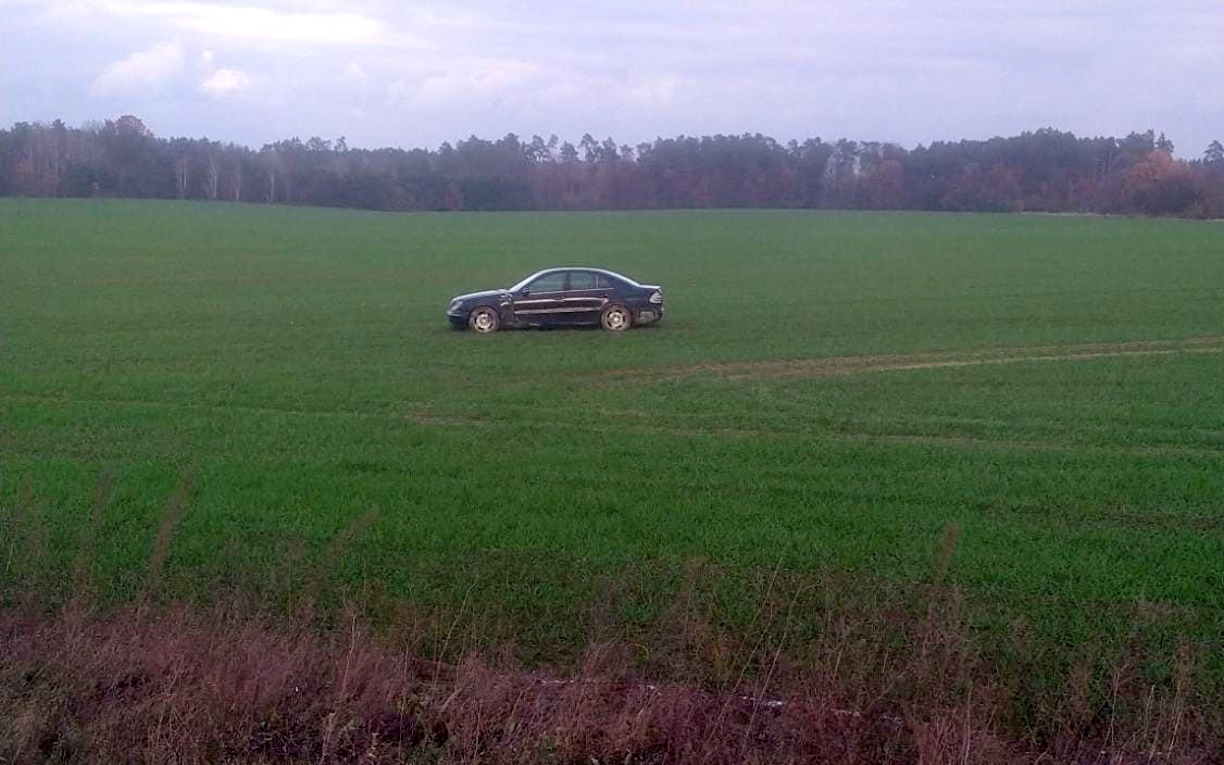 Kierowca zasnął za kierownicą mercedesa na S3. Jazdę zakończył w polu