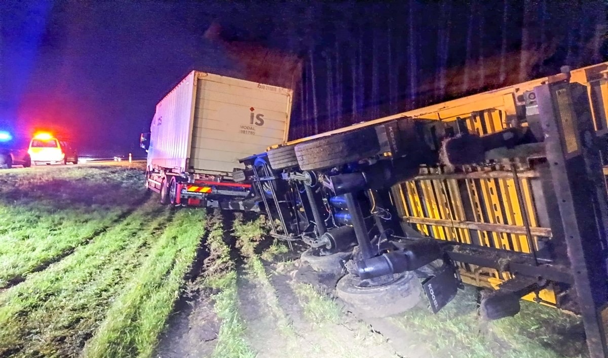 Pijany kierowca ciężarówki stracił panowanie i wywrócił przyczepę