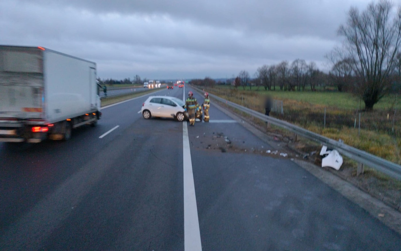 Kierujący toyotą uderzył w barierki na S3