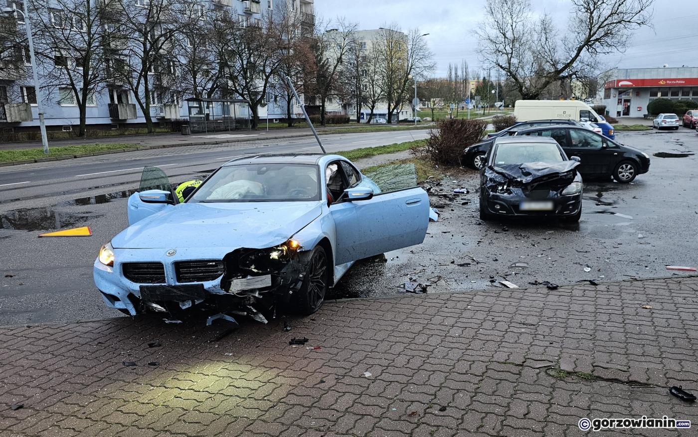 Kierujący BMW rozbił zaparkowane auta i uciekł pieszo