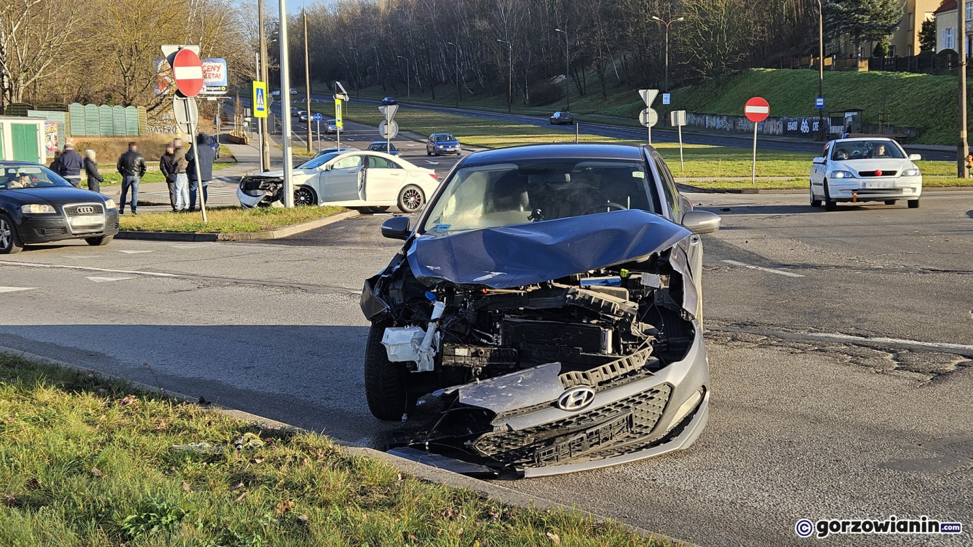 Zderzenie mercedesa z hyundaiem na rondzie Wyszyńskiego