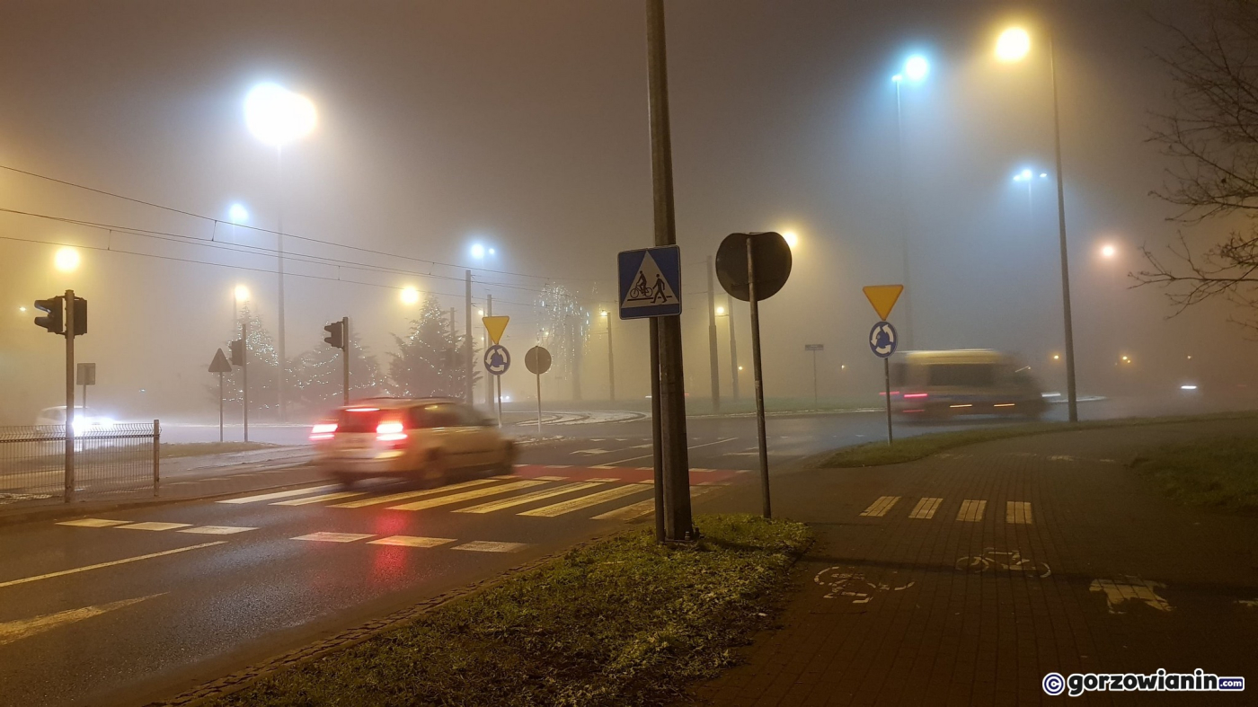 Ostrzeżenie IMGW: Uwaga na gęstą mgłę. Lokalnie będzie ślisko