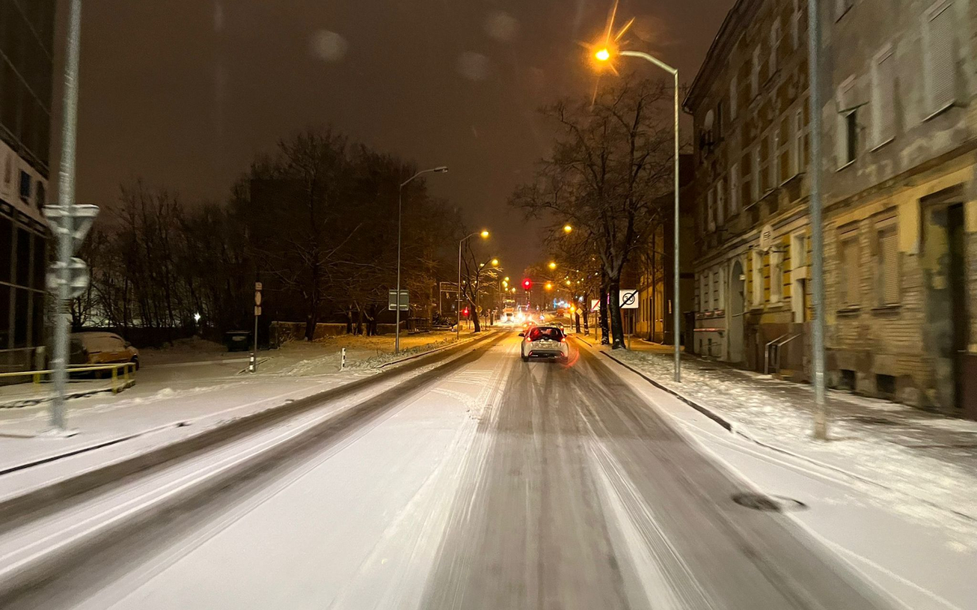 Opady śniegu w Gorzowie. Na drogach pracują pługopiaskarki