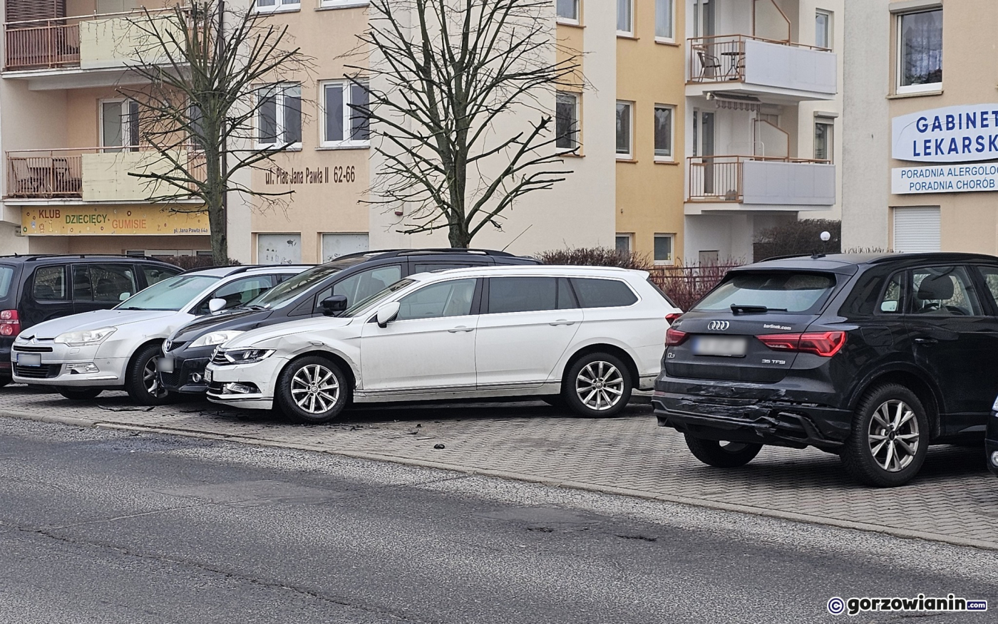 Uderzył w zaparkowane auta. Kierowca mazdy był pod wpływem narkotyków