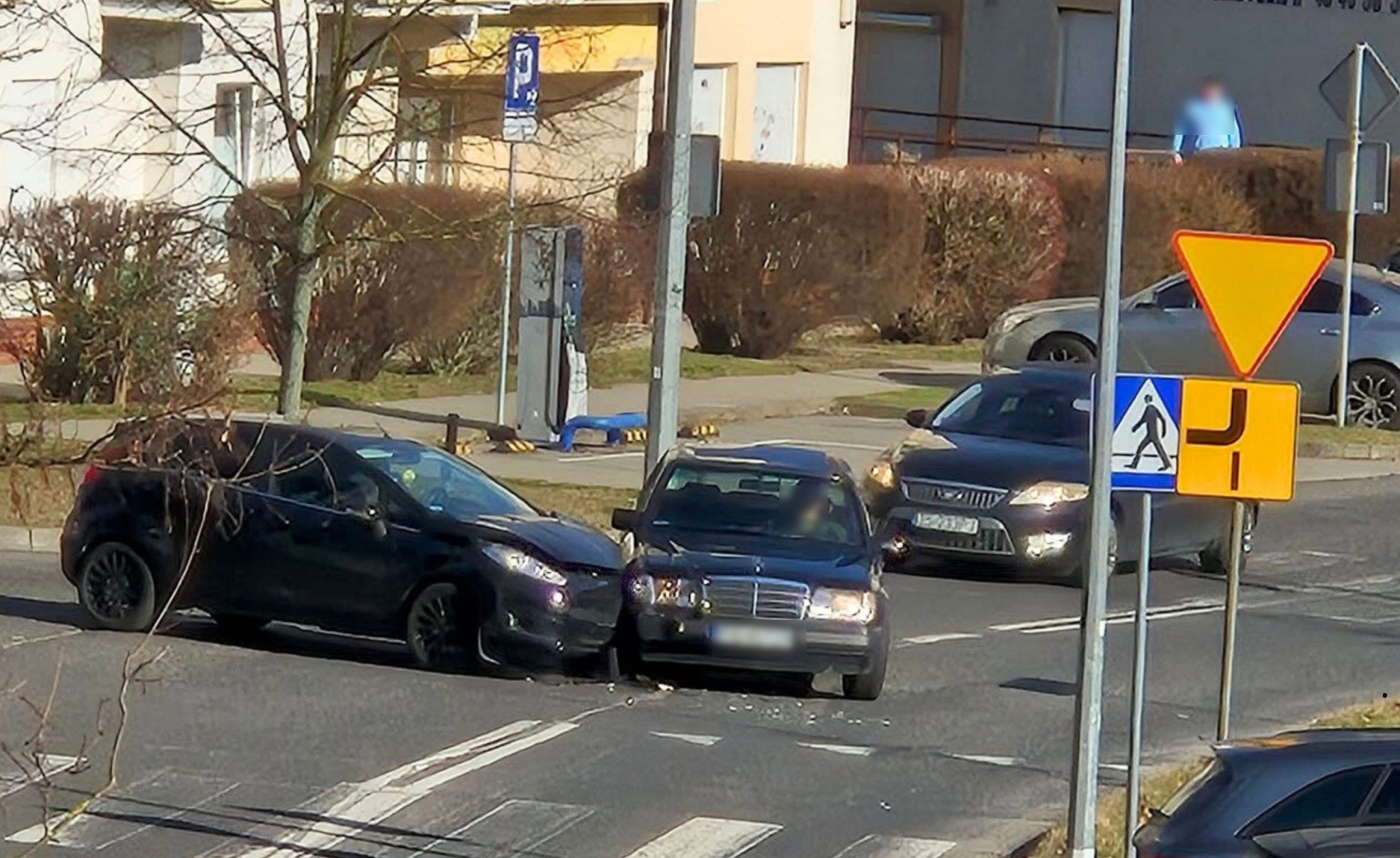 Zderzenie mercedesa i forda. 87-letni kierowca wymusił pierwszeństwo przejazdu