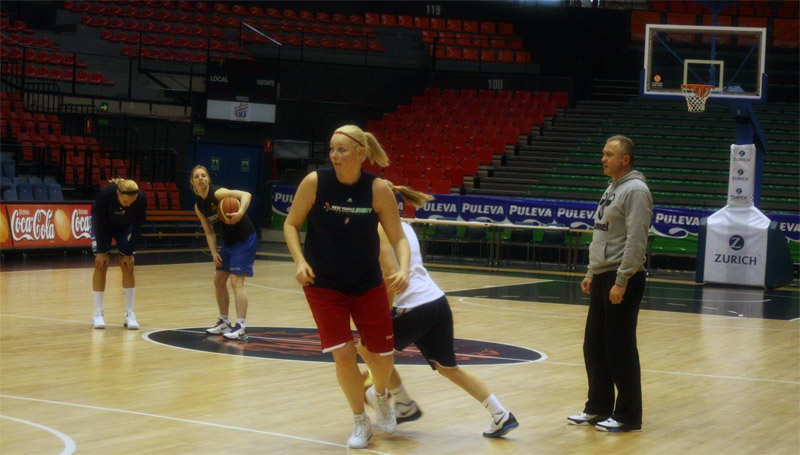 Koszykarki po treningu w Walencji