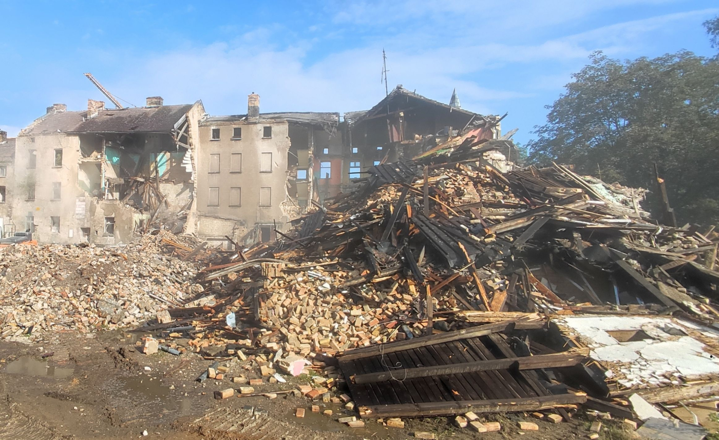 Wielka demolka w Gorzowie. Tak znikają kamienice na Zawarciu