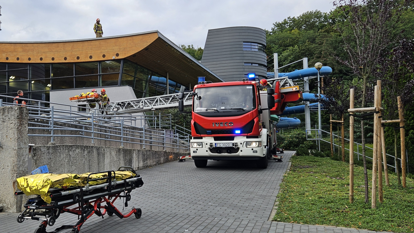 Wypadek na dachu Słowianki w Gorzowie. Mężczyzna spadł i złamał kręgosłup