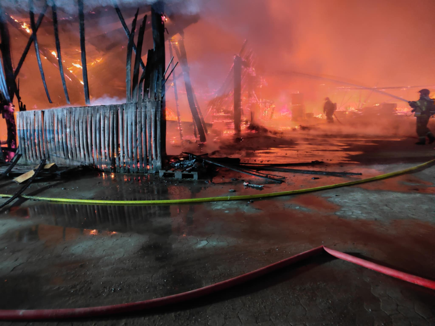 Potężny pożar koło Gorzowa. Pali się tartak