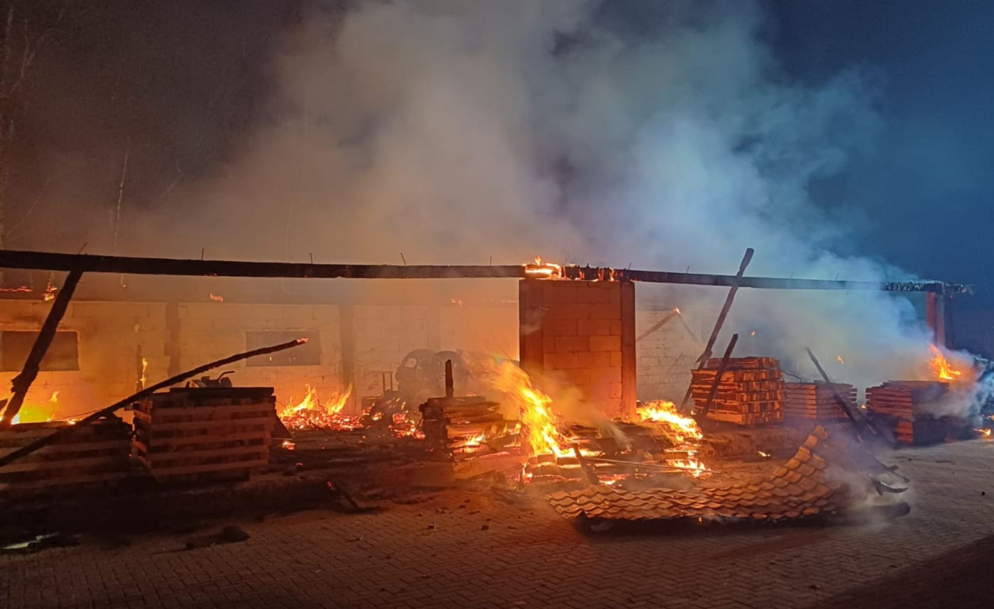 Strażacy gasili pożar tartaku przez całą noc. Czy doszło do podpalenia?