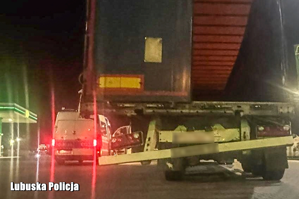 Jechał ciężarówką bez drzwi w naczepie. Policja ukarała 33-latka