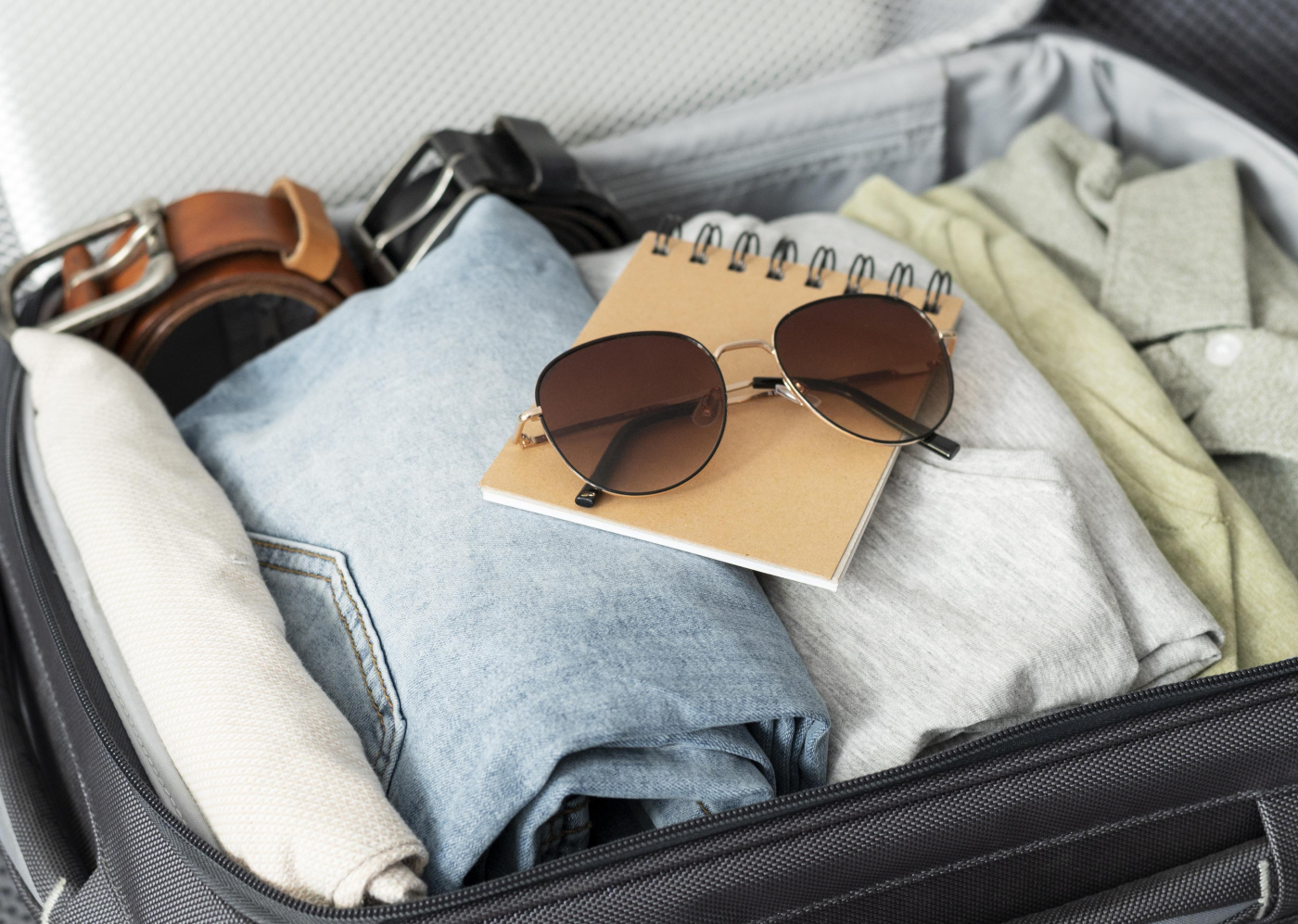 Co można zabrać do samolotu? Must-have w podręcznym bagażu