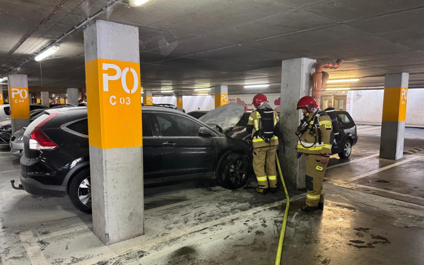 Pożar samochodu na parkingu Nova Park. Trwa ewakuacja