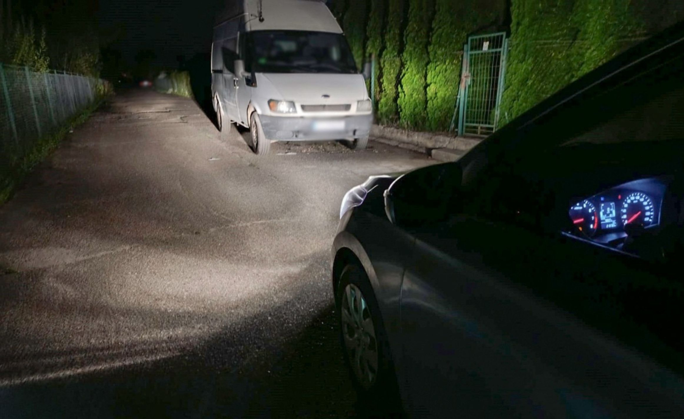 Leżał pod busem i wycinał katalizator. Był pijany i posiadał narkotyki