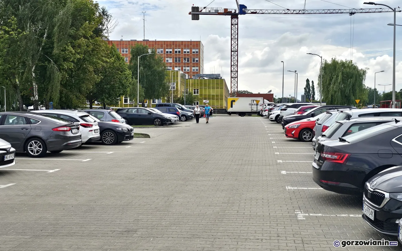 Płatne parkowanie przy szpitalu w Gorzowie staje się faktem. Będą szlabany i kamery 