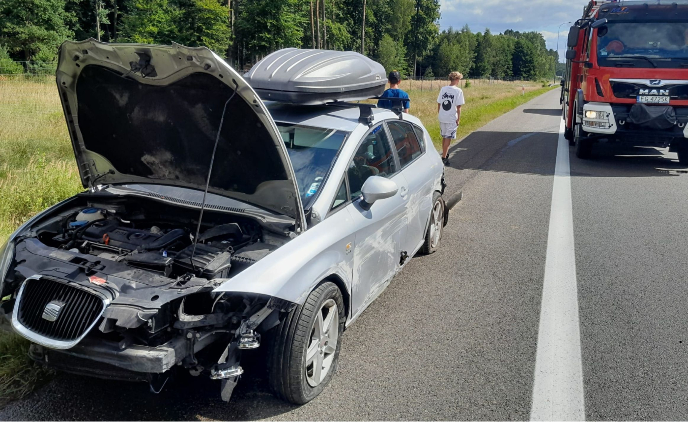 Rozbił seata na barierach na S3. Rodzina jechała nad morze