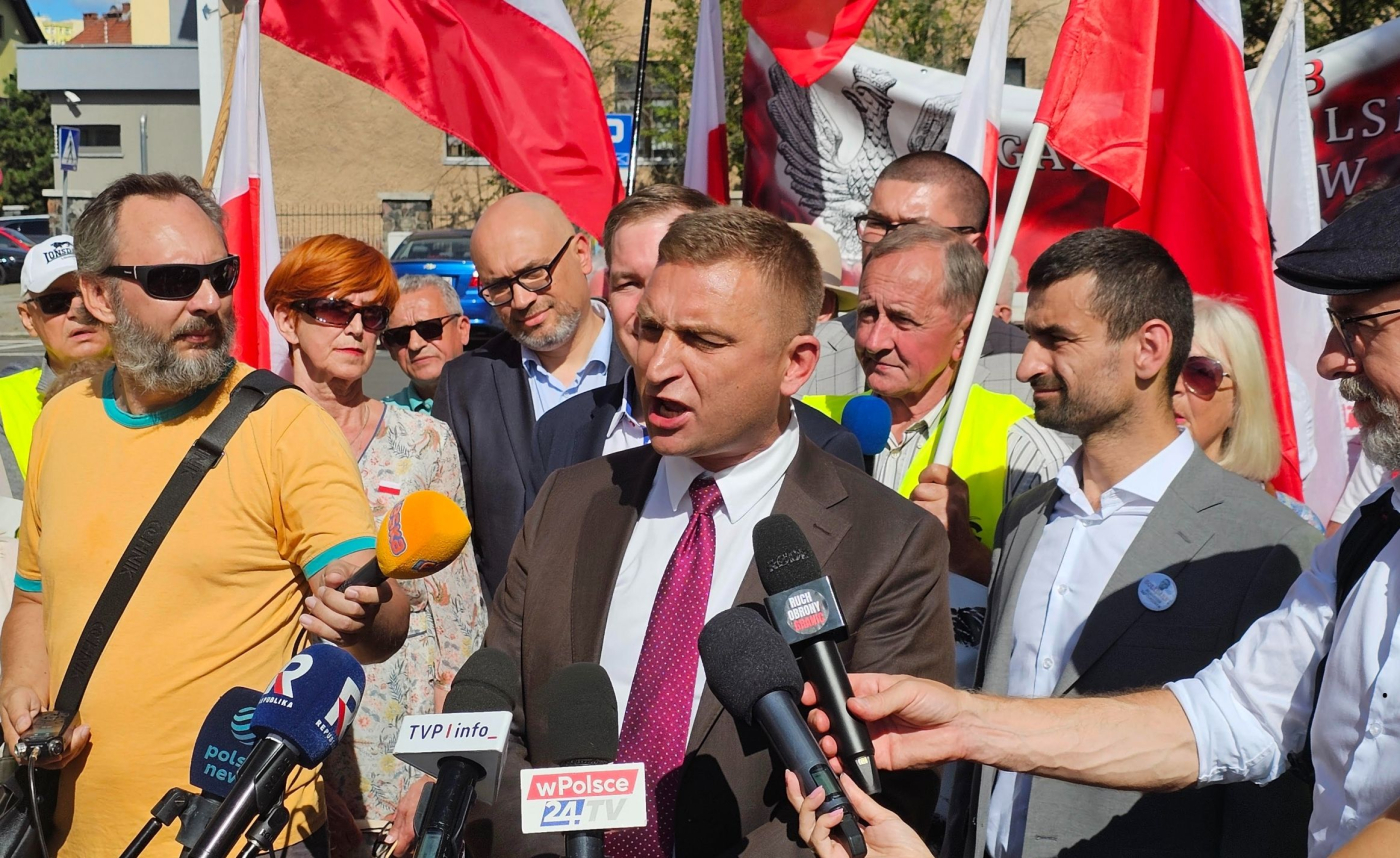 Bąkiewicz usłyszał zarzut w Gorzowie. Prokuratura: Nazwał funkcjonariuszy zdrajcami