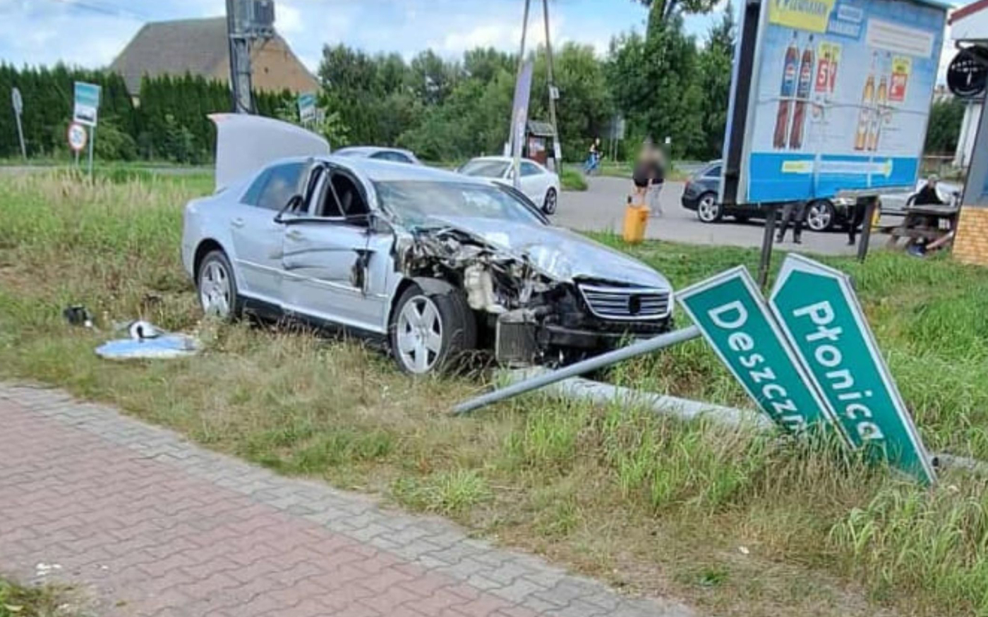 Wyprzedzał przed skrzyżowaniem, uderzył w ładowarkę. 2 tys. zł mandatu dla 22-latka