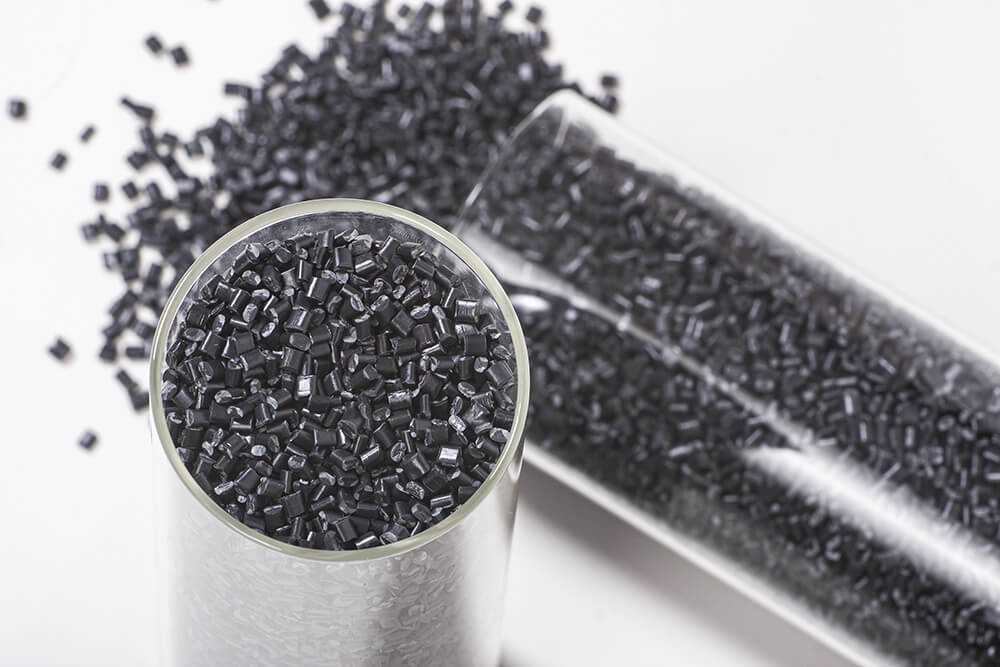 Granulat czy regranulat - który z surowców wybrać do produkcji elementów z tworzyw sztucznych?