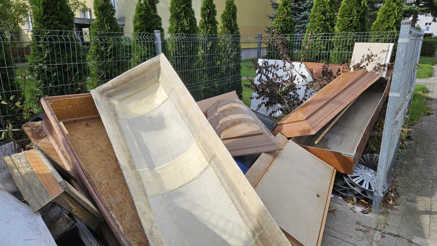 „To nie do pomyślenia”. Mieszkańcy osiedla znaleźli trumny pod blokiem